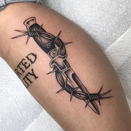 Couteau Tattoo Papillon. Photo, signification, croquis de la rose, l'inscription, une toile d'araignée