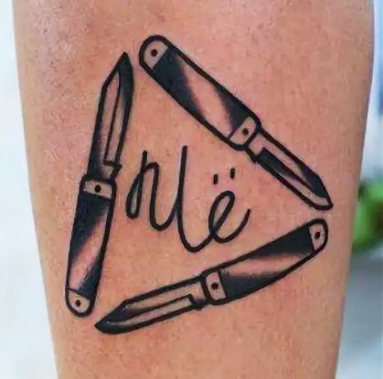 Couteau Tattoo Papillon. Photo, signification, croquis de la rose, l'inscription, une toile d'araignée