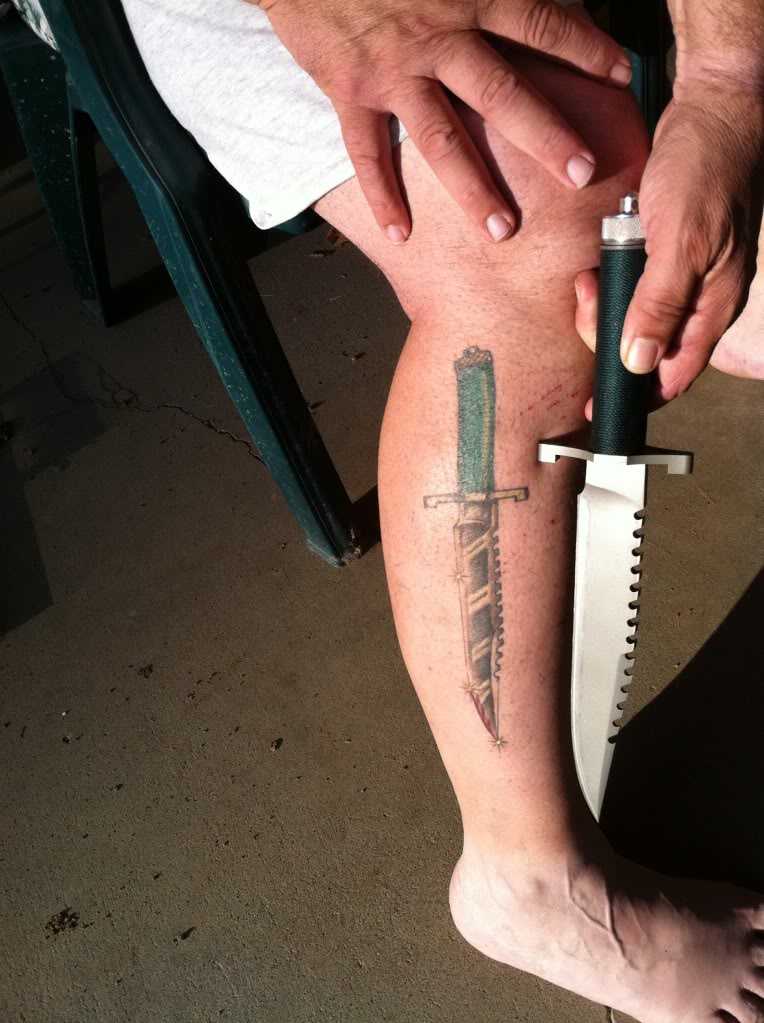 Tatouage d'un couteau sur la jambe