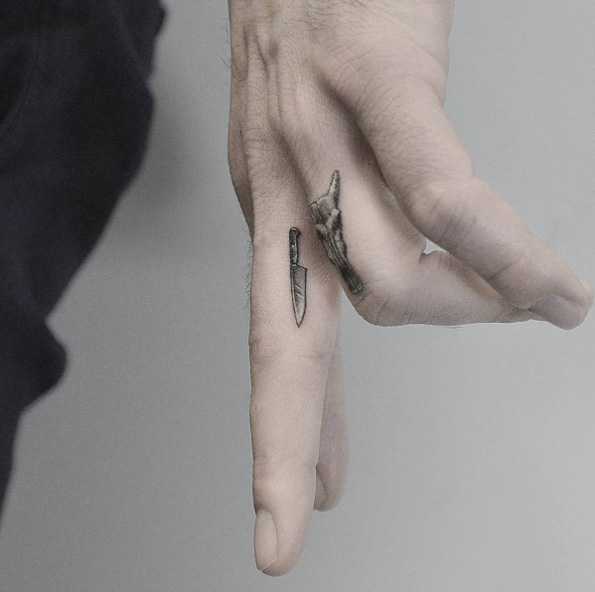 Tatouage d'un couteau sur le doigt