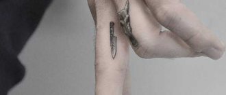 Tatouage d'un couteau sur le doigt