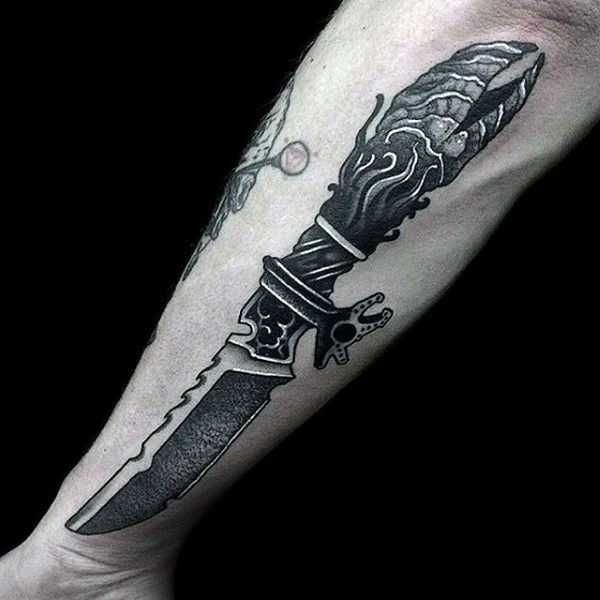 Tatouage d'un couteau sur la main