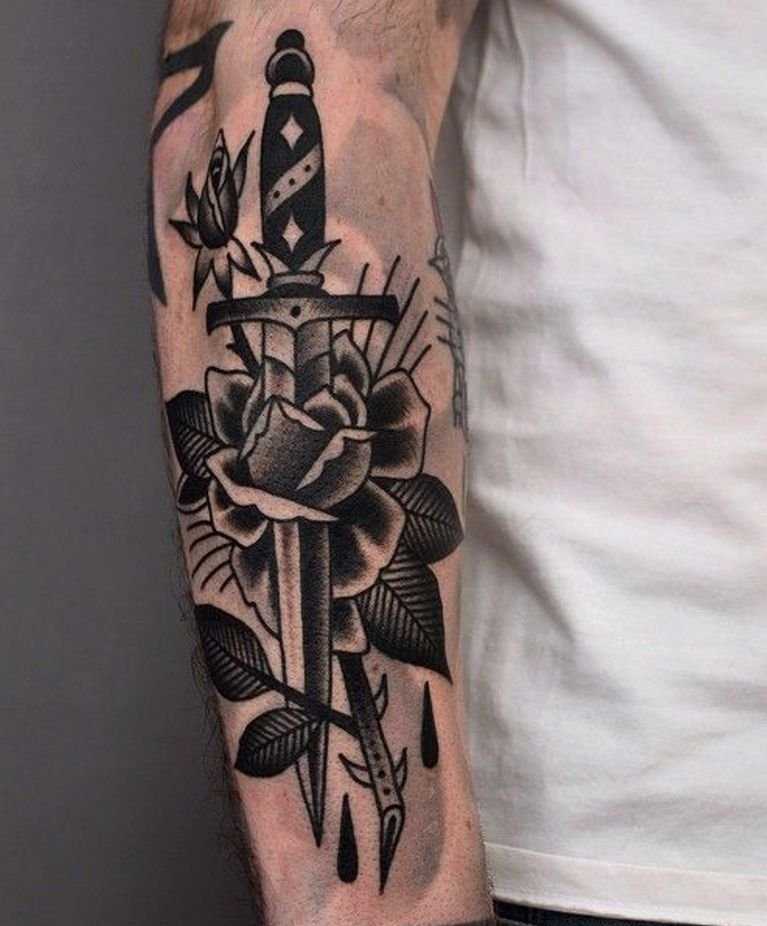Tatouage d'un couteau avec une rose
