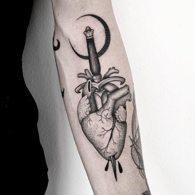 tatouage d'un couteau