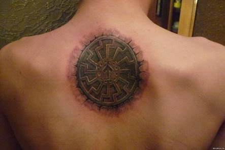 amulette tatouée dans le dos