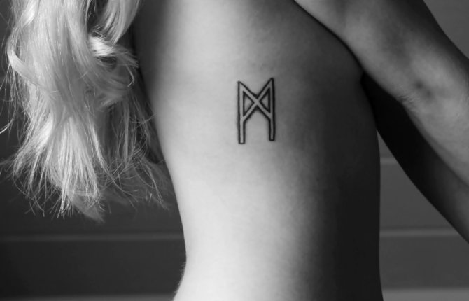 Amulette de tatouage en forme de rune scandinave maen