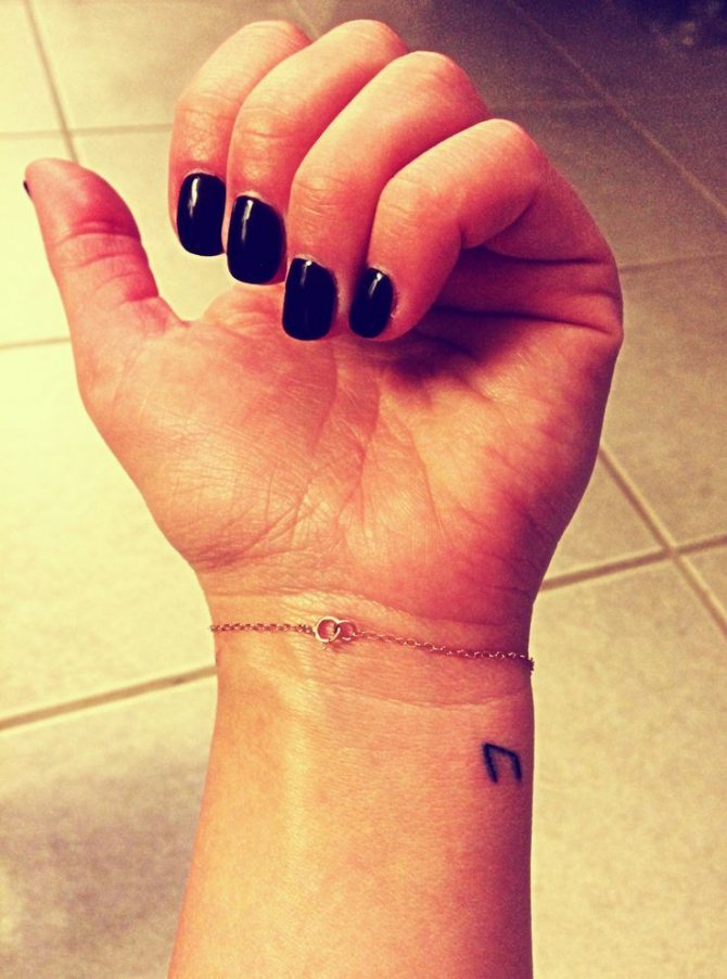 Amulette de tatouage en forme de rune scandinave ur