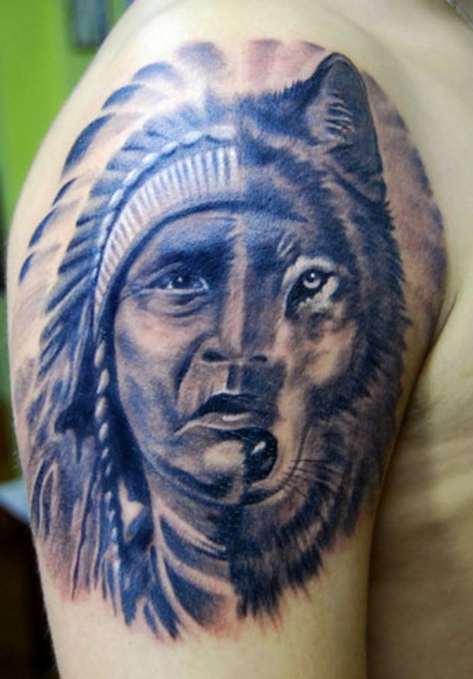 Tatouage amulette en forme d'animal totem loup
