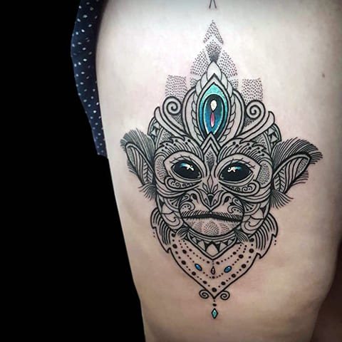 Tatouage d'un singe sur la cuisse d'une fille