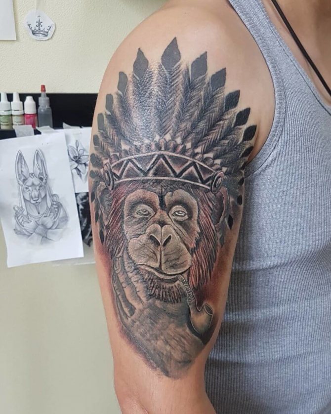 Tatouage d'un singe avec une pipe