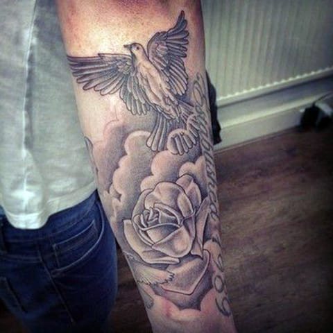 Tatouage de nuages avec oiseau sur la main