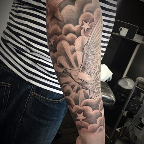 Tatouage d'un nuage avec un oiseau
