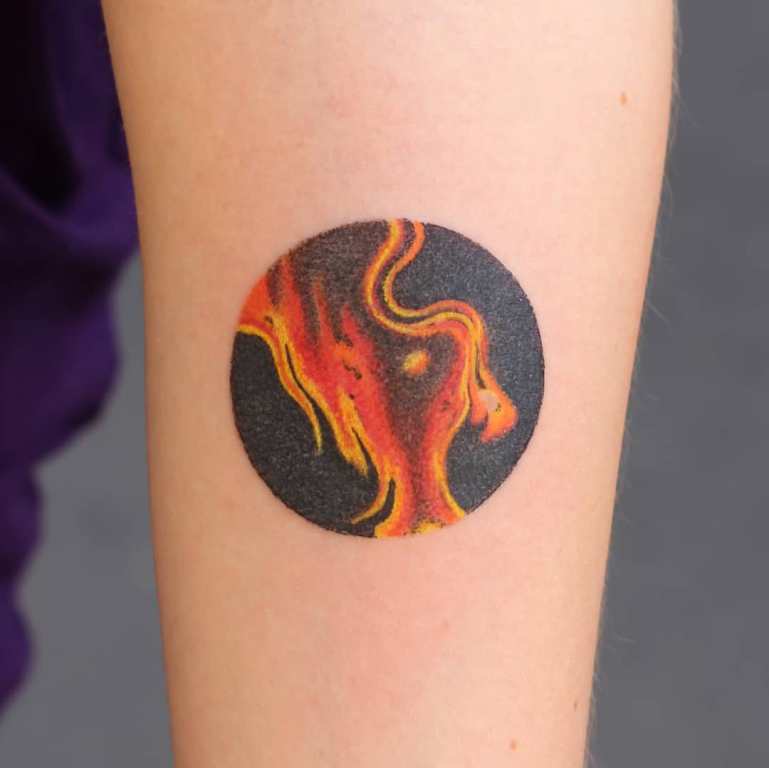 Feu de tatouage à portée de main
