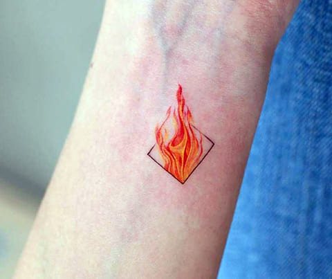 Tatouage du feu sur le poignet