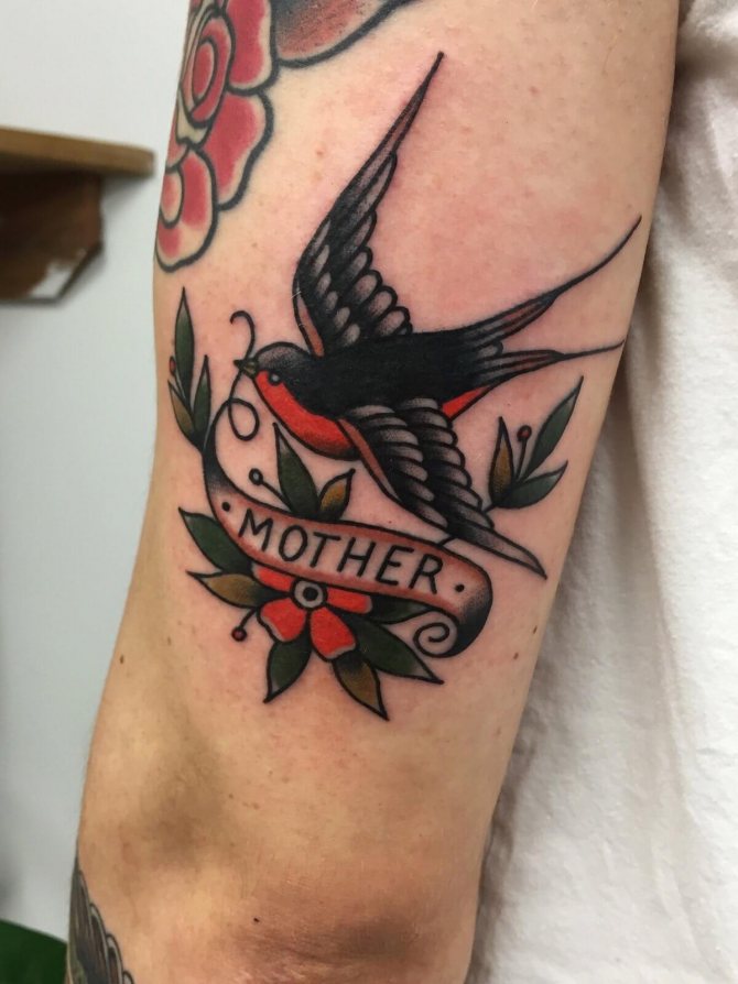 tatouage hirondelle à l'ancienne