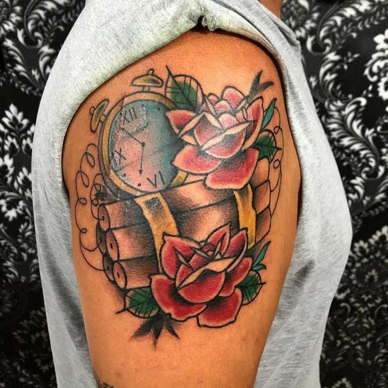 croquis de tatouage masculin old school sur le bras