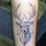 Tatouage géométrique de cerf