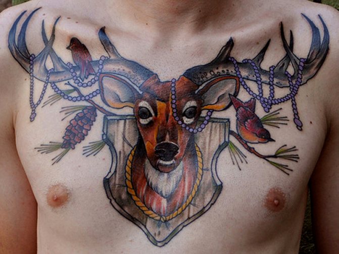 Tatouage d'un cerf sur la poitrine d'un homme
