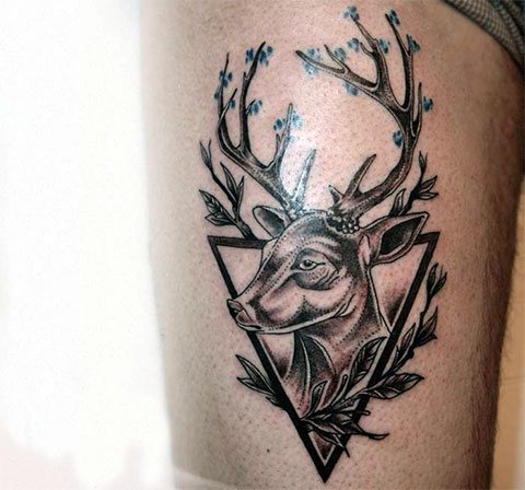 Tatouage d'un cerf en triangle sur les jambes