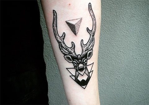 Tatouage d'un cerf en triangle sur la main