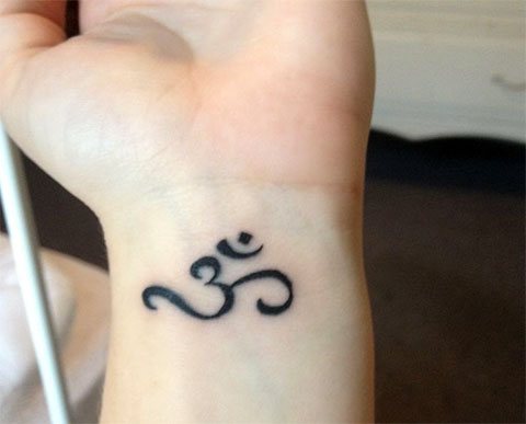 Tatouage Om - photo de poignet