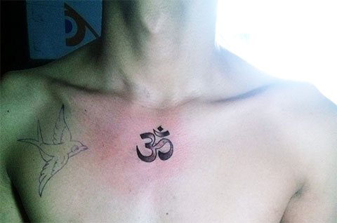 Tatouage de Om sur la poitrine d'un homme