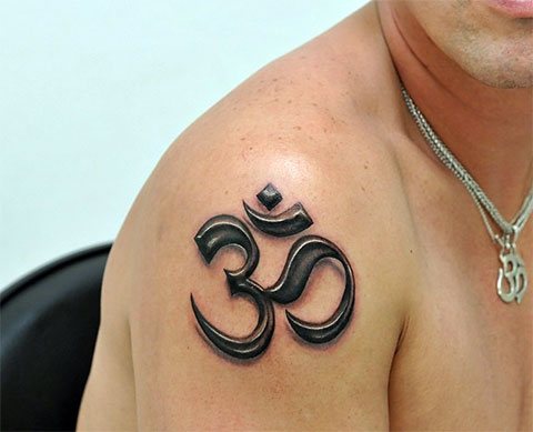 Tatouez Om sur votre épaule