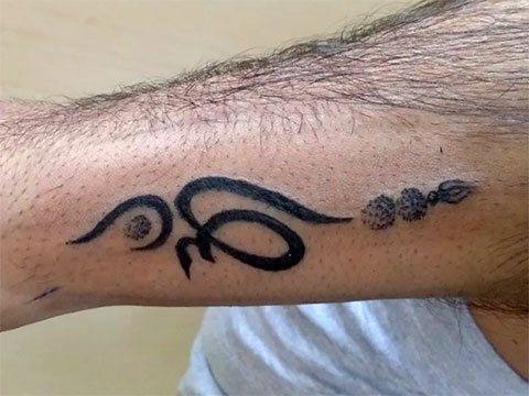 Tatouage Eom sur la main - photo