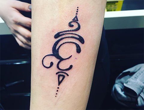 Tatouage Om sur la main