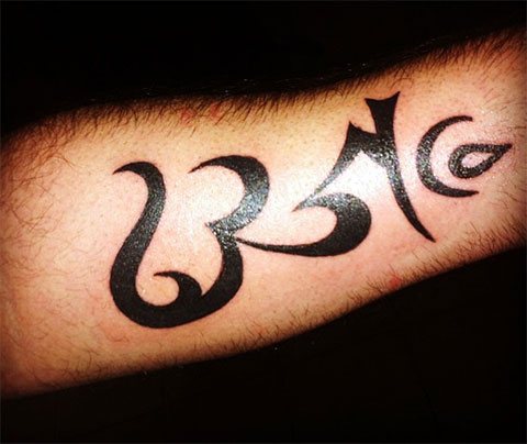 Tatouage Om sur la main