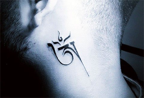 Tatouage Om sur le cou d'un homme