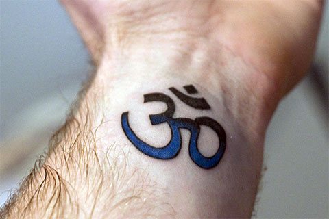 Tatouage Om sur le poignet
