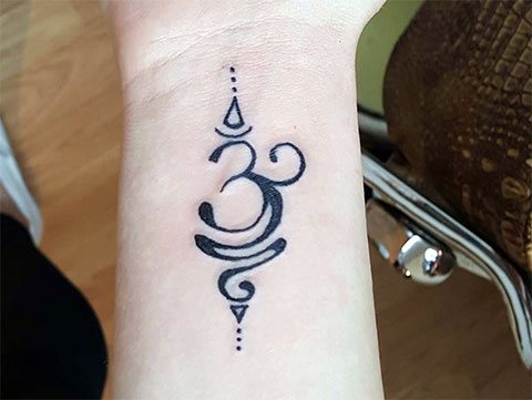 Tatouage Om sur le poignet