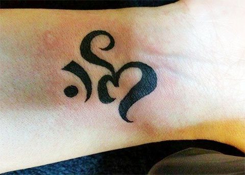 Tatouage Eom sur le poignet