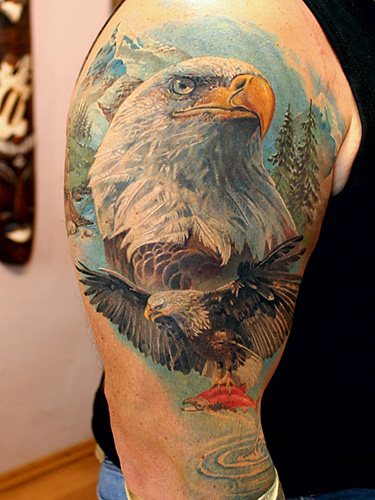 Tatouage d'un aigle sur le cou, l'épaule, la poitrine, le bras, le dos. Croquis, signification, photo