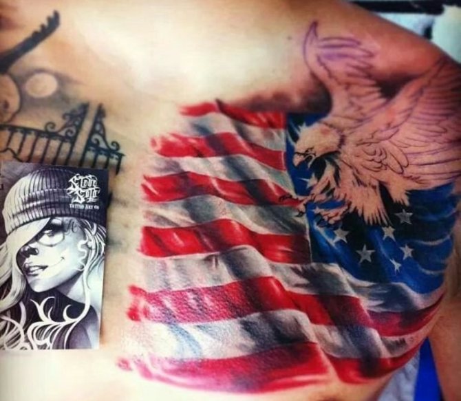 Tatouage d'un aigle avec un drapeau