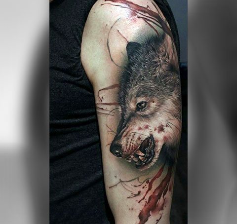 Tatouage d'un loup souriant sur votre épaule