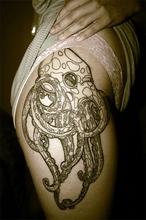 Tatouage d'une pieuvre sur une cuisse de fille - photo