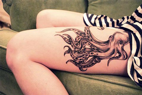 Tatouage d'une pieuvre sur la cuisse d'une fille