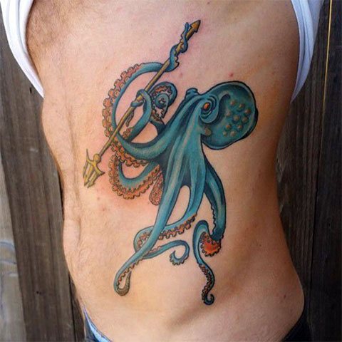 Tatouage poulpe sur le côté coloré
