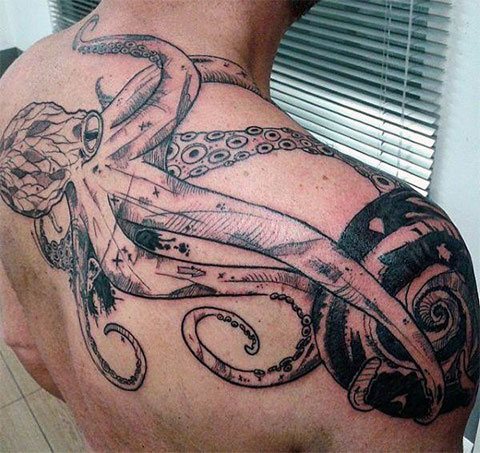 Tatouage de pieuvre sur l'omoplate