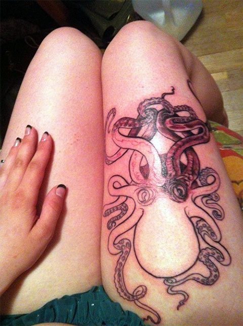 Tatouage d'une pieuvre sur la jambe d'une fille - photo