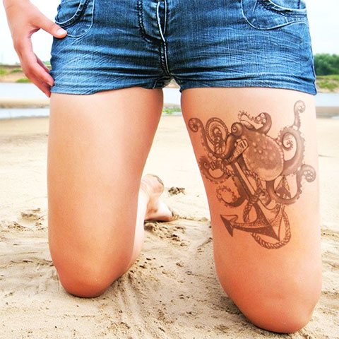 Tatouage d'une pieuvre sur une jambe de fille