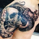Tatouage d'une pieuvre sur les épaules - photo