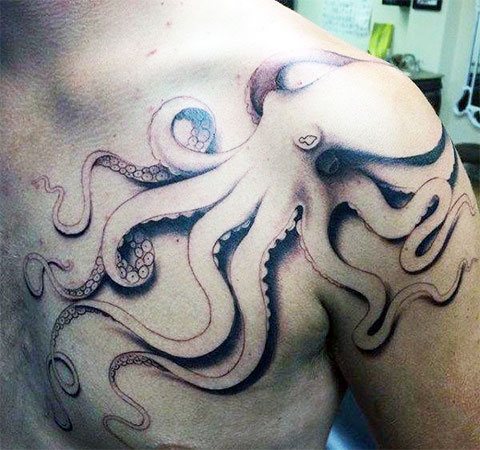Pieuvre tatouée sur les épaules - photo