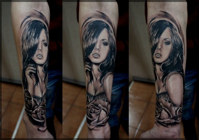 Tatouage du coude à la main