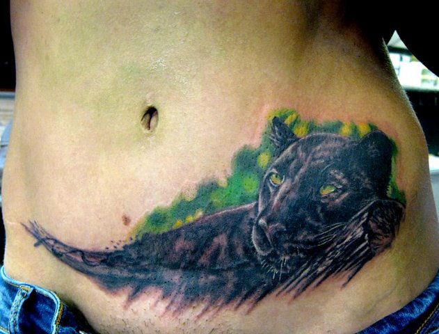 Tatouage de panthère reposant sur le ventre