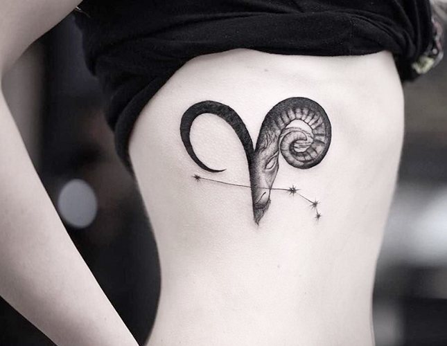 Tatouage du bélier pour les filles. Croquis, photos, valeur sur le bras, le cou, la jambe, la clavicule, le dos, l'estomac