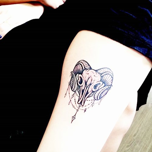 Tatouage Bélier pour les filles. Croquis, photo, valeur sur le bras, le cou, la jambe, la clavicule, le dos, l'abdomen