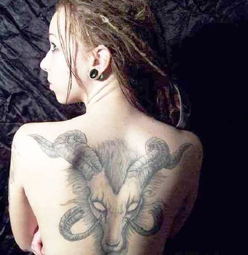 Tatouage Bélier pour les filles. Croquis, photo, valeur sur le bras, le cou, la jambe, la clavicule, le dos, l'abdomen